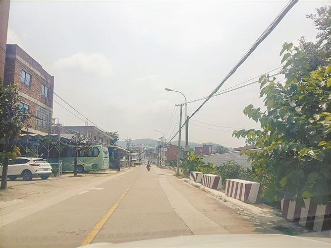 路面多处破损，安全设施不够完善。（治理前）