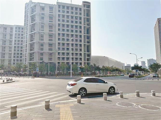 路中央只摆了一套太阳能警示信号灯。（治理前）
