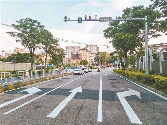 我市2026年省級為民辦實事重點道路隱患整治項目全部完成，“微改造”蘊藏“繡花功”。圖為增設交通管理設備后的同安區雙富南路與二環南路路口。