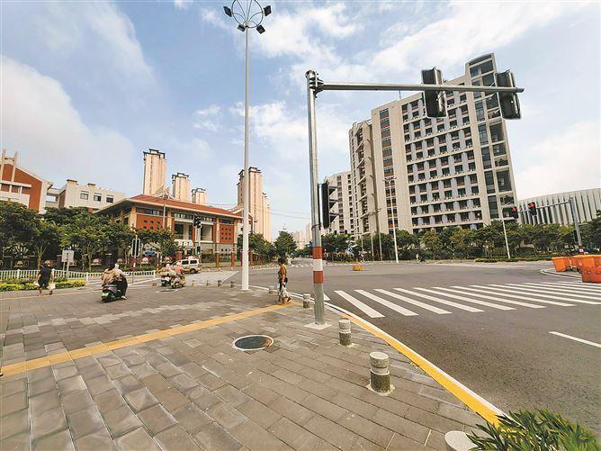 交叉口新装了红绿灯。（治理后）