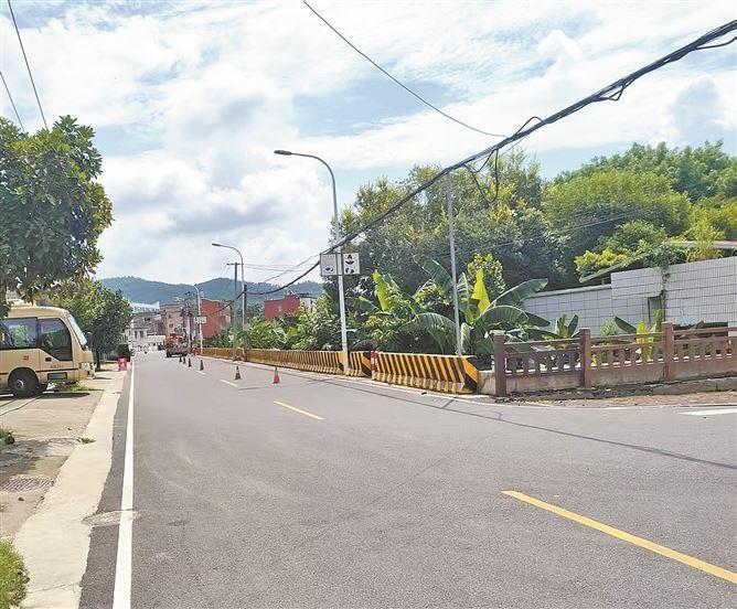 道路铺设沥青，升级了护栏等安全防护设施。（治理后）