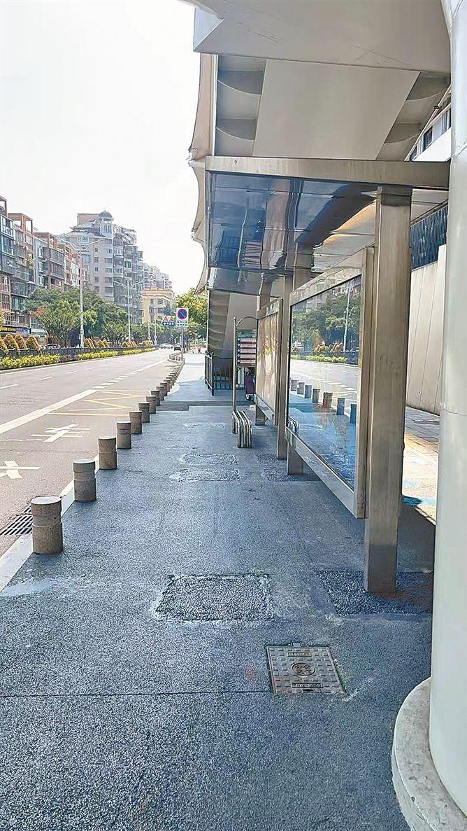 公交站亭向后拓宽，候车空间变大了。（治理后）