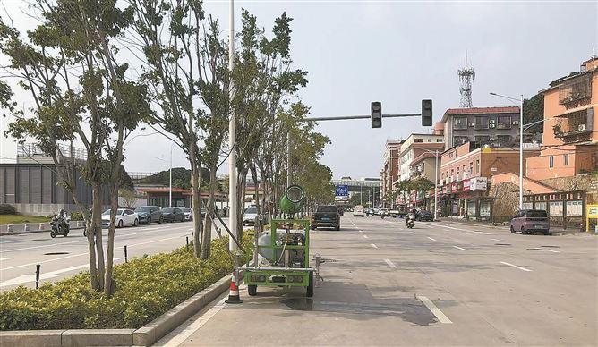路面开口较多，行人横穿马路现象时有发生。（治理前）
