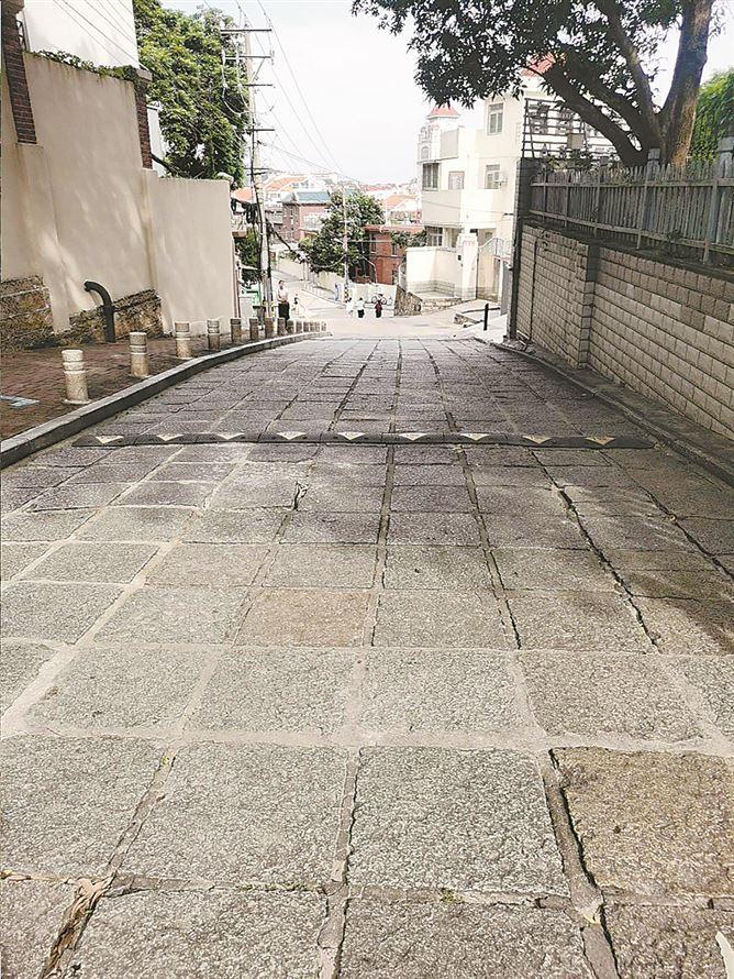 老街石板路面磨损严重，雨天湿滑难行。（治理前）