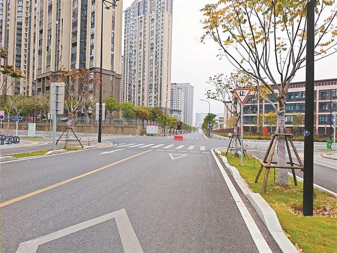 路交叉口没有交通信号灯。（治理前）