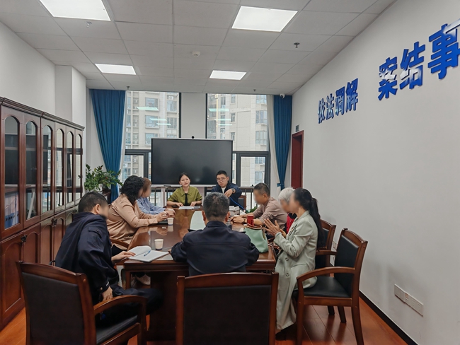 海沧区司法局召开行政复议调解会。