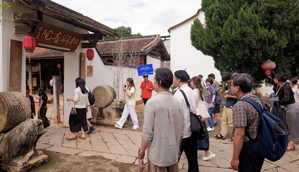 参访团走进松洲书院。芗城区委宣传部供图