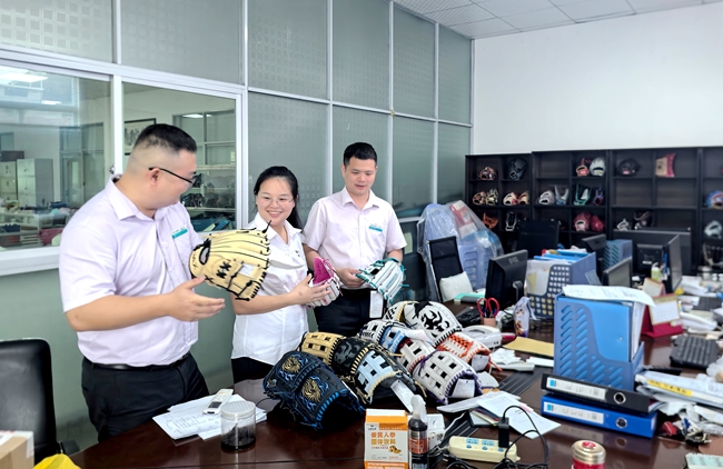 农业银行连城庙前支行客户经理到宏国（龙岩）运动用品有限公司了解企业经营情况