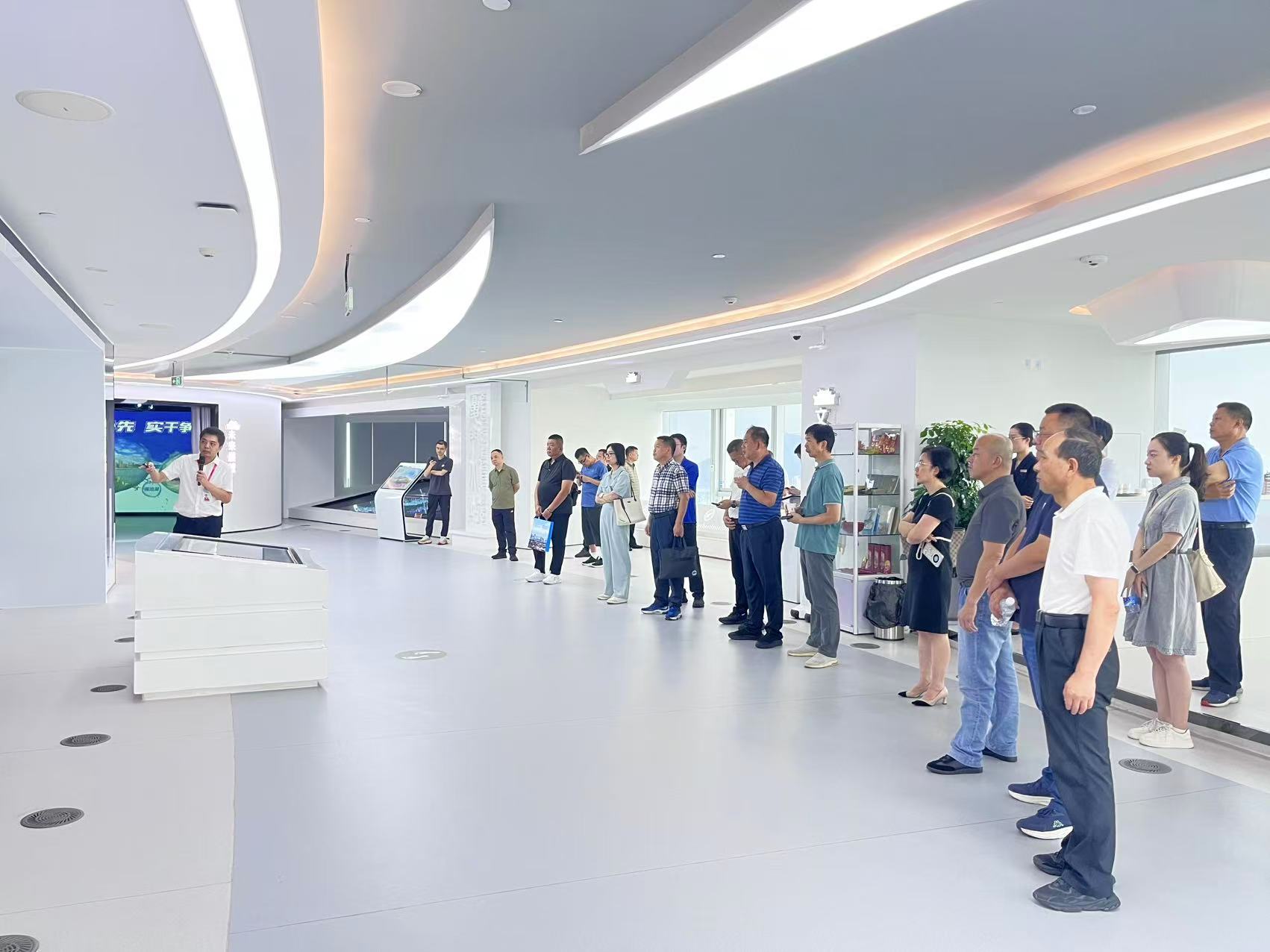 学员在厦门河湖长制展示馆参观