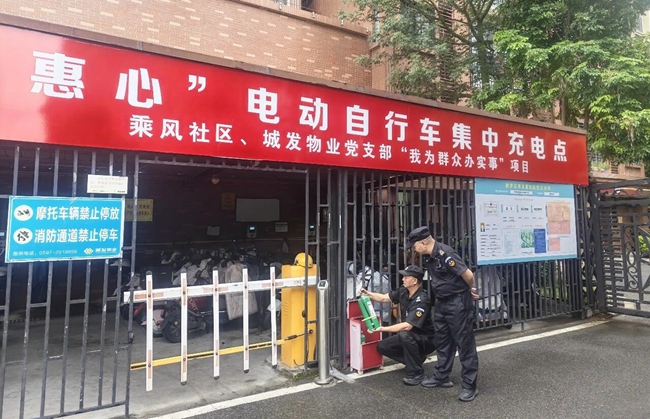 新羅區曹溪街道龍地華庭小區物業人員到小區電動車充電點開展消防安全巡檢，開展“我為群眾辦實事”活動