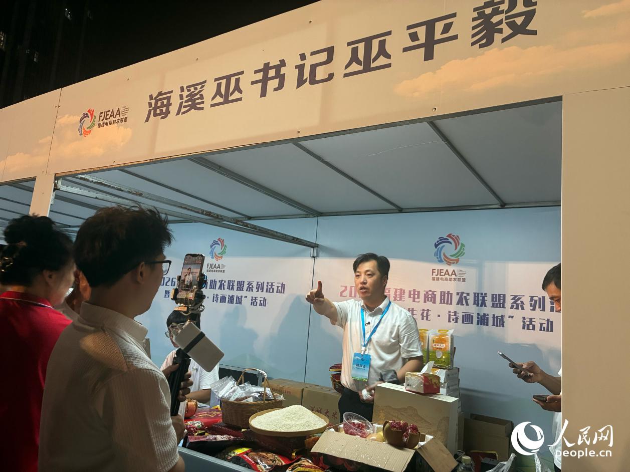 助農集市上，實景直播間同步開播，線上線下好物訂單不斷，人氣爆棚。人民網 謝星宇攝