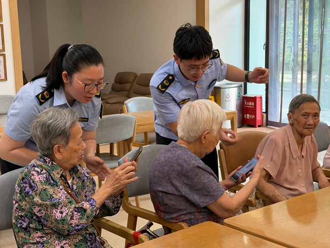 在养老中心内，工作人员用“大白话”讲政策。