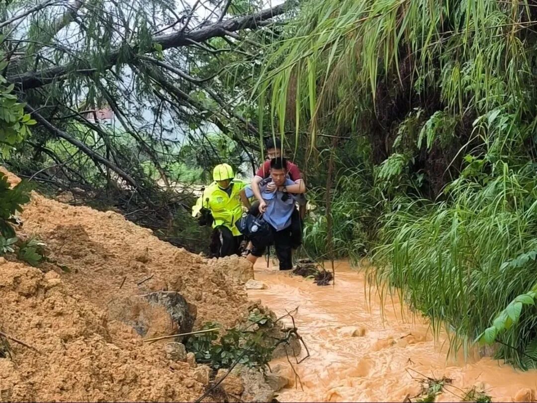 民警轉移被困群眾。圖片來源：“仙游公安”微信公眾號
