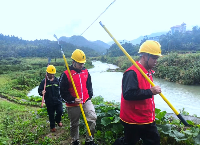國網福建電力（莆田電力義修哥）“雙滿意”共產黨員服務隊到大洋鄉蓮峰村開展線路特巡。（林建東 攝）