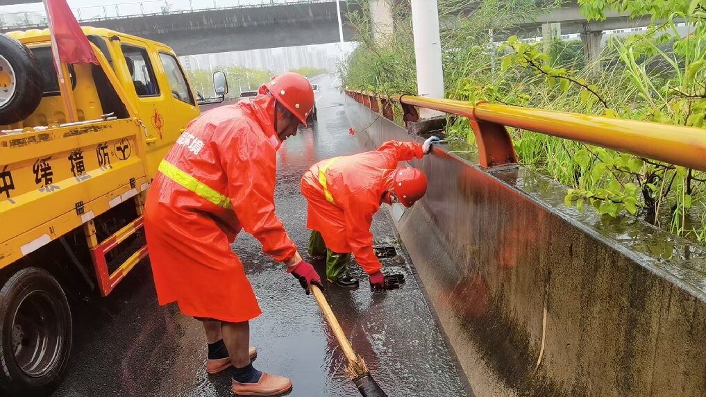 環衛人員清理道路排水口雜物。福州市城管委供圖