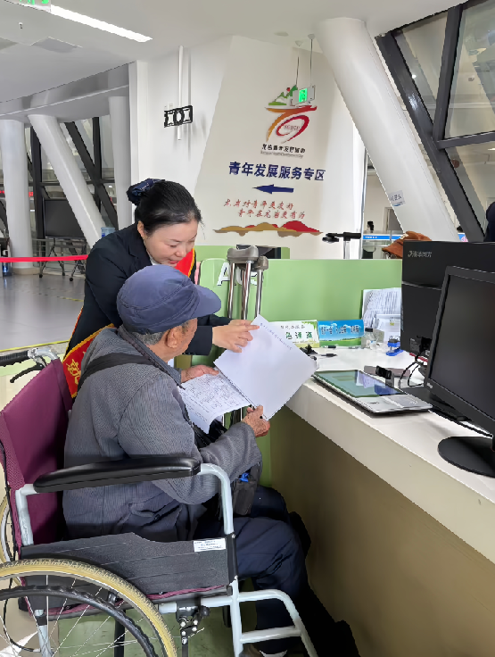 龍岩市政務服務中心工作人員為群眾提供全程陪辦服務