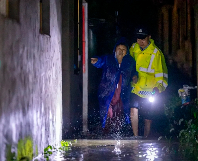 莆田公安民警連夜轉移受災群眾。