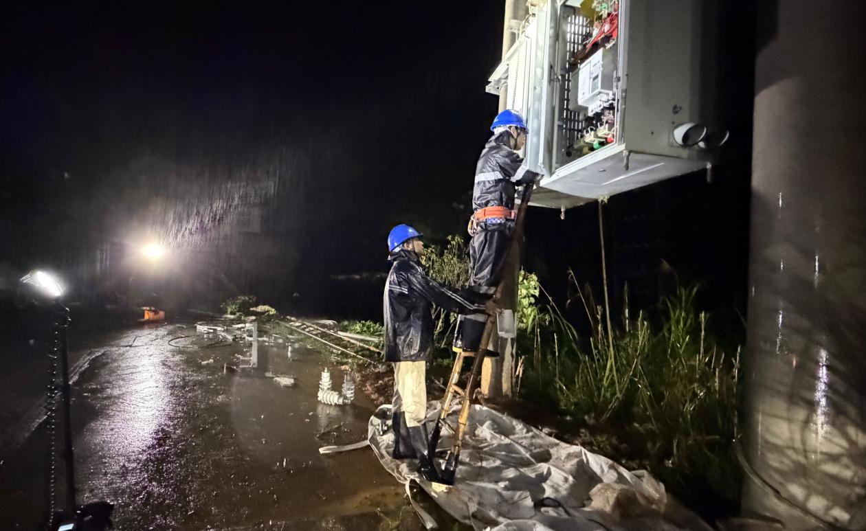 國網永春縣供電公司員工連夜搶修變壓器。國網福建電力供圖