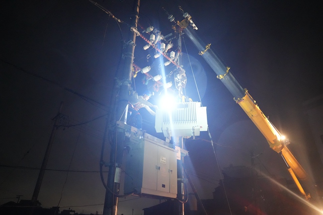 國網莆田供電公司搶修人員搶抓雨夜窗口期，連夜開展變壓器更換作業。柳燁攝