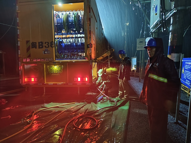 國網仙游縣供電公司連夜冒雨開展搶修作業。徐海豐攝