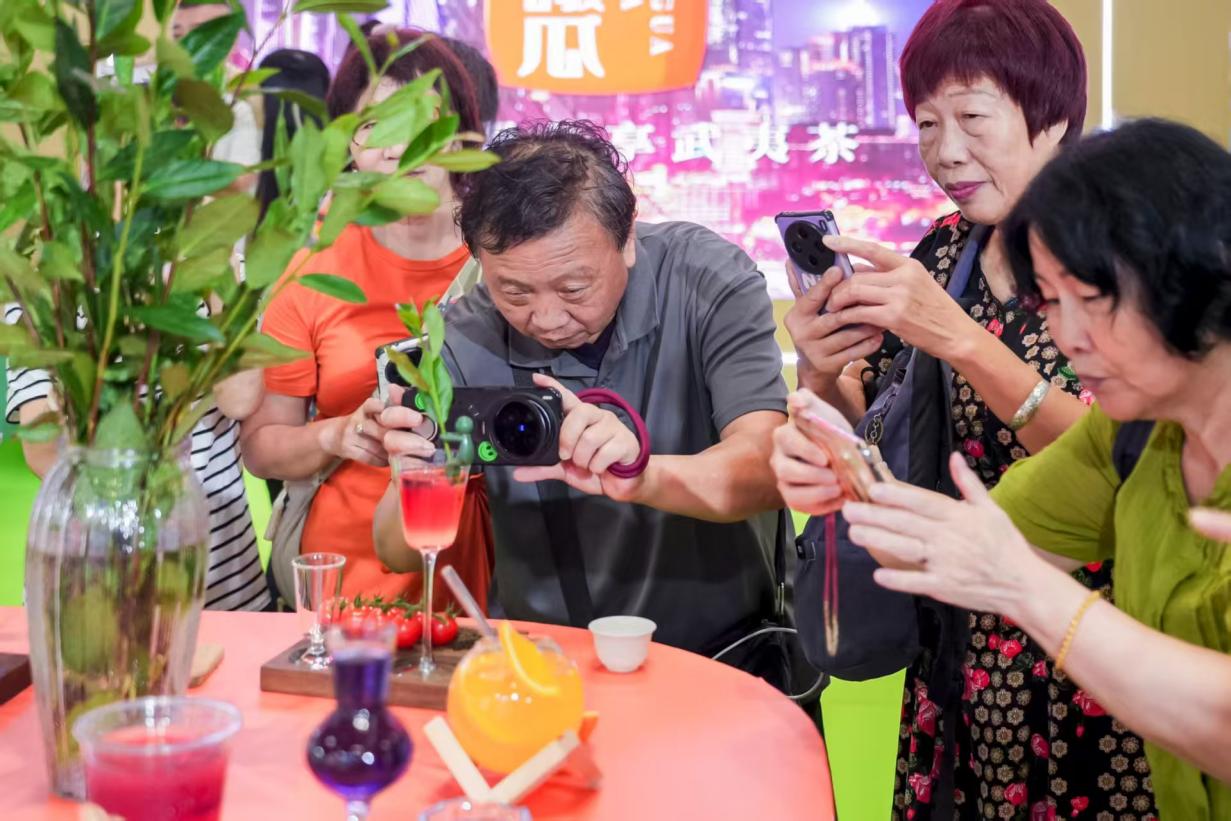 展览现场吸引许多观众
