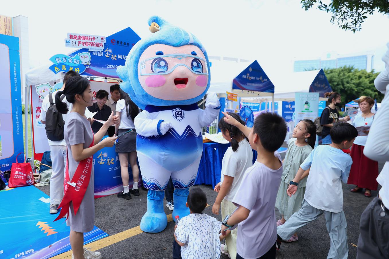 “闽小融”人偶穿梭于金融知识集市