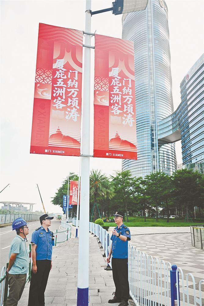 市執法局提前謀劃，在重點路段和區域完成道旗制作及布置。