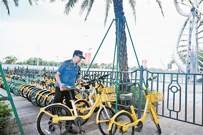 城管執法人員及時歸位共享單車，力促市容問題“動態歸零”。