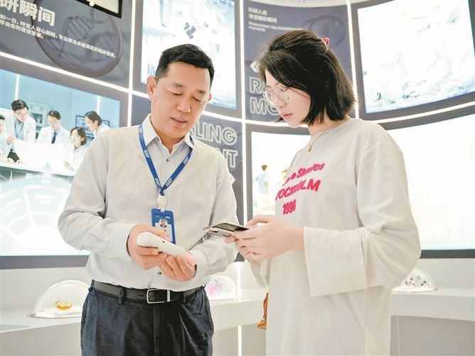 廈門特寶生物工程股份有限公司董事長、總經理孫黎（左）正在跟本報記者吳君寧（右）介紹公司產品。