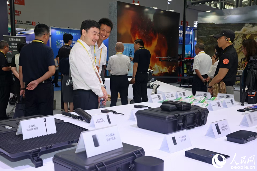 警安法务科技产品展示。人民网记者 陈博摄