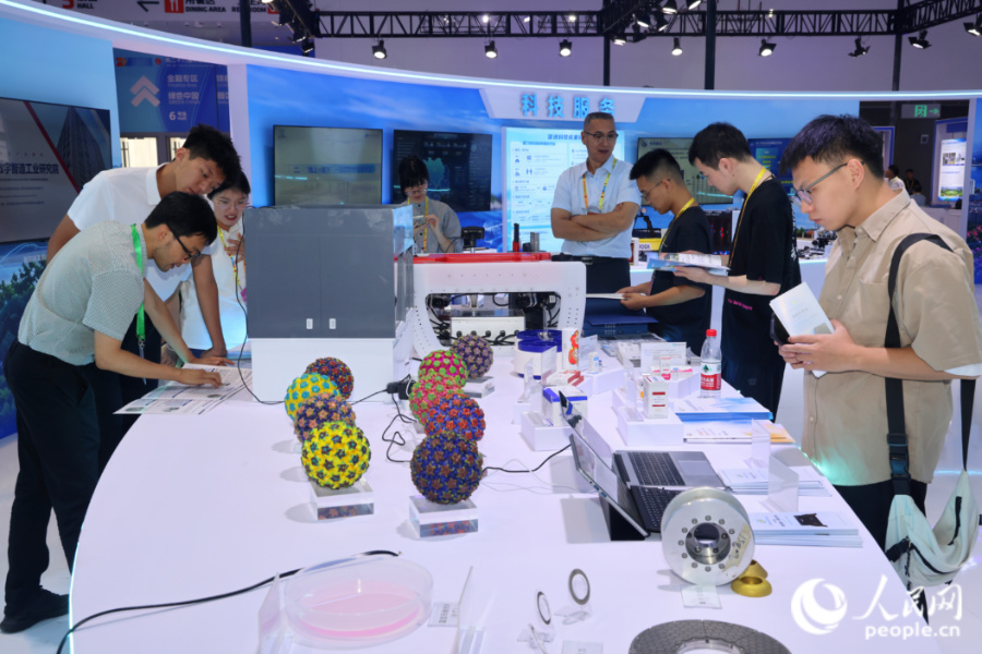 廈門科學城展區內，前沿的技術產品吸引了不少市民。人民網記者 陳博攝