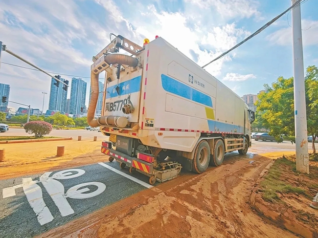 海山機械道路污染清除車在清潔路面。圖片來源：福建日報