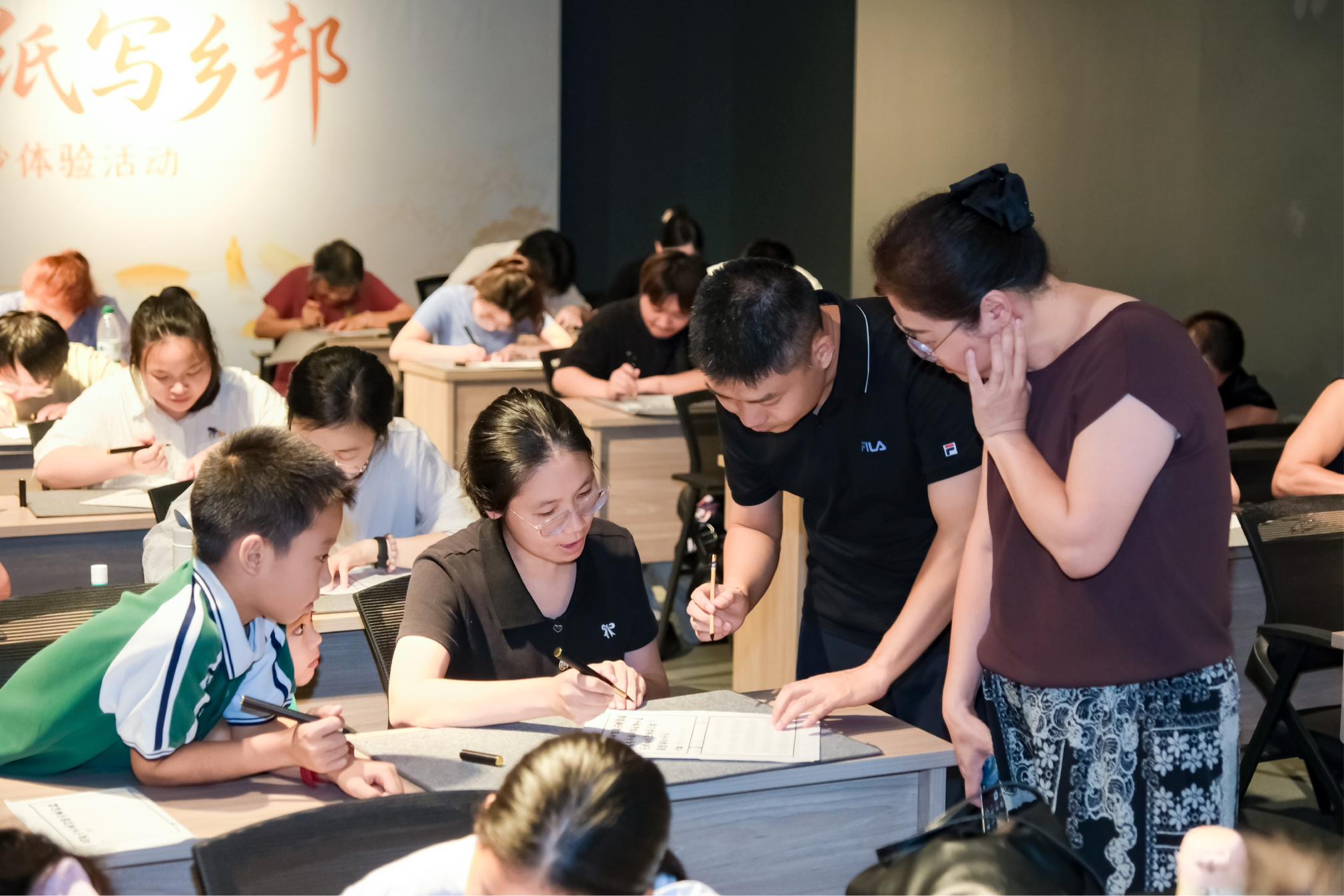 老師指導讀者體驗古籍影抄