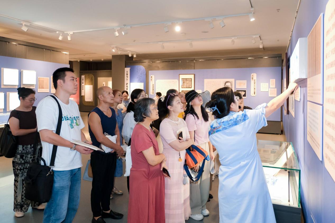 工作人員帶領讀者參觀典籍展