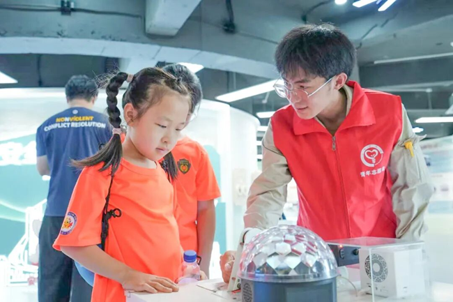 孩子們在白沙電力科普體驗館探索科學奧秘