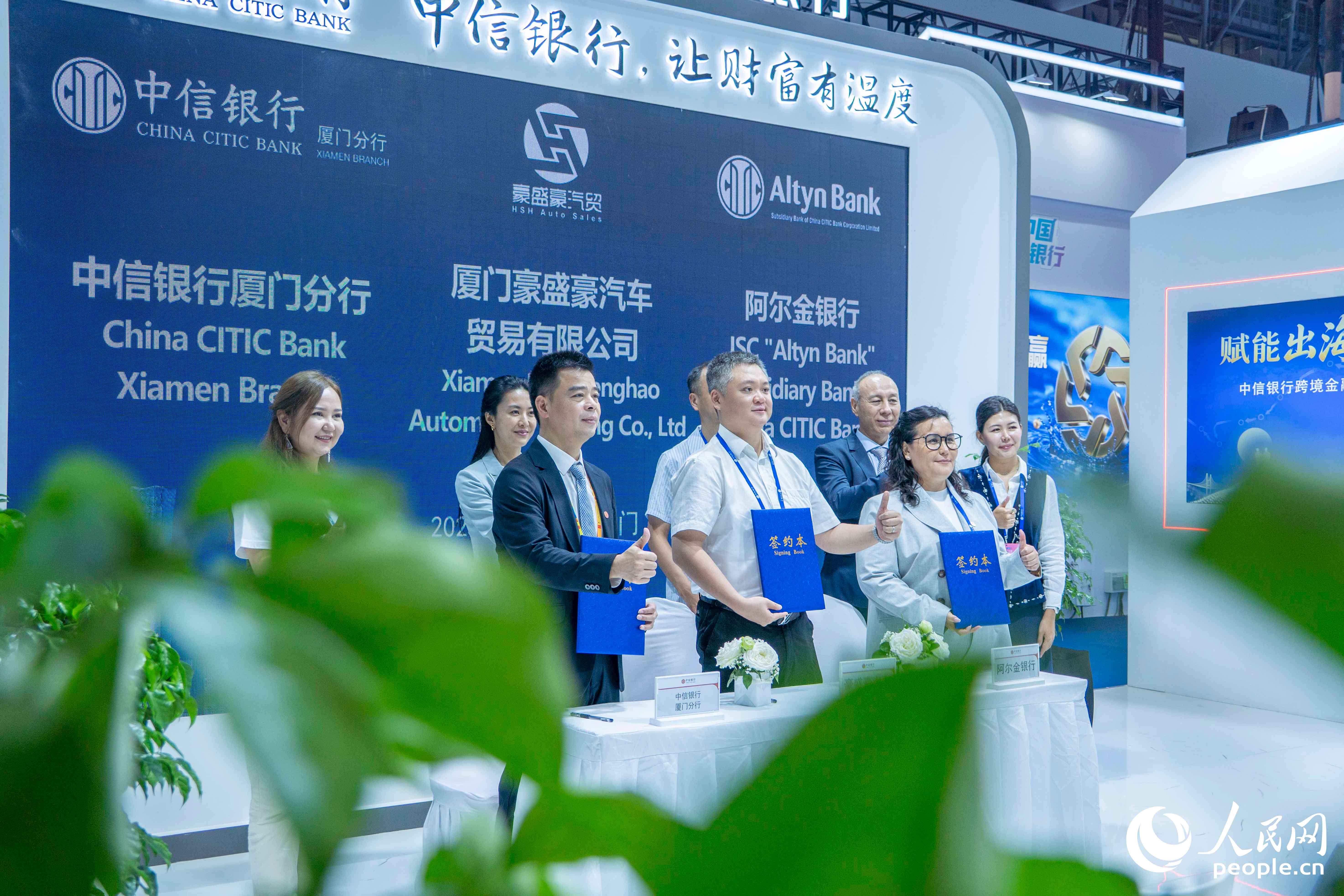 在CIPS專區，客商達成簽約。人民網 林銘賢攝