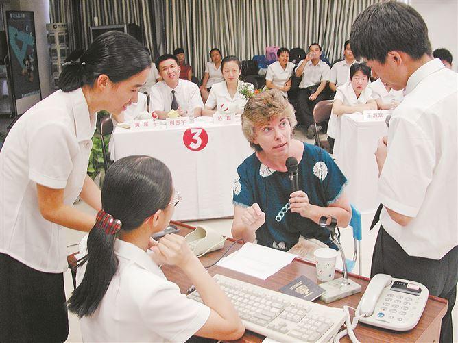 開辦國際業務初期的廈門建行，舉辦一線窗口“櫃面英語”競賽，助力提高櫃面國際業務服務水平。（資料圖）