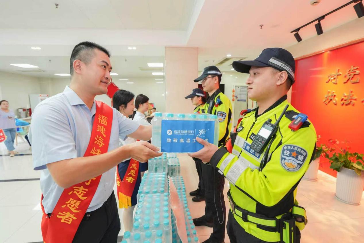 送清涼小分隊為奮戰在一線的交警們送上解暑物資與暖心問候