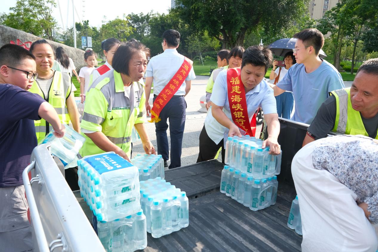 送清涼小分隊來到晉安湖公園，將清涼的飲用水送至一線戶外工作者手中