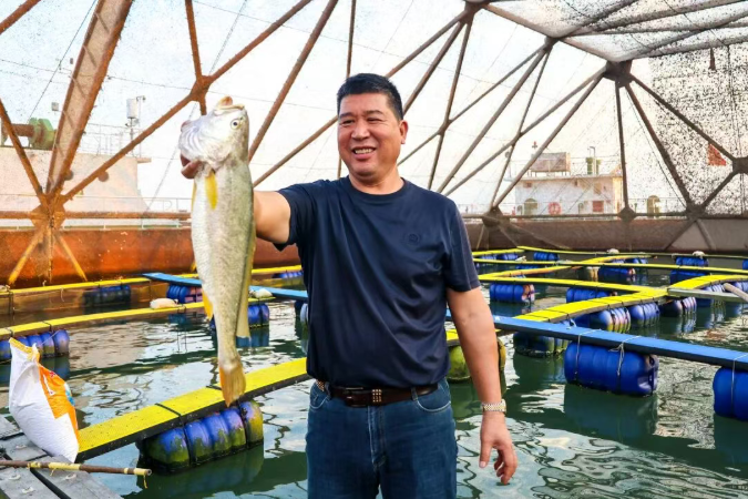 盧統鋒手持一條3斤多重的大黃魚