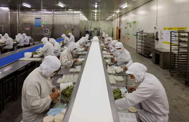 合口味车间里，工人正在制作包点
