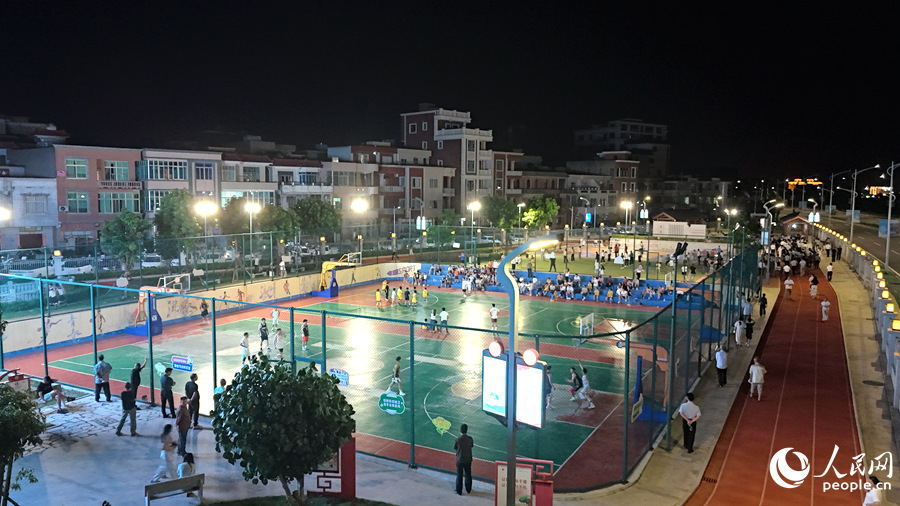 夜色下的前垵村智慧体育公园，篮球场上激战正酣，村民观赛散步，尽显乡村活力。人民网记者 李昌乾摄