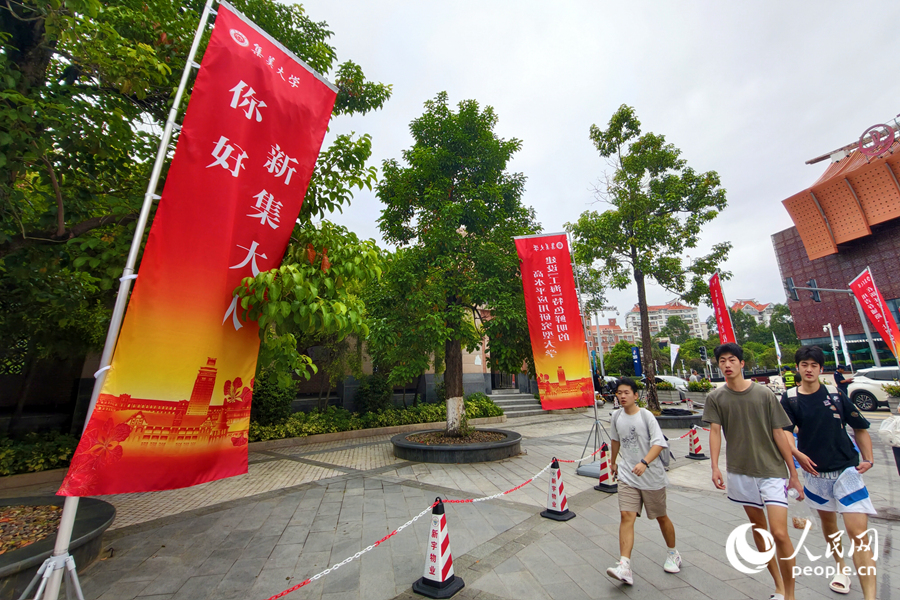 集美大學主校區彩旗飄揚。人民網記者 陳博攝
