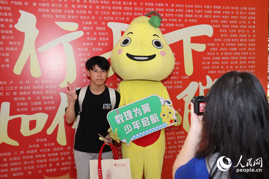 理學院推出吉祥物“小理”互動活動。人民網記者 陳博攝
