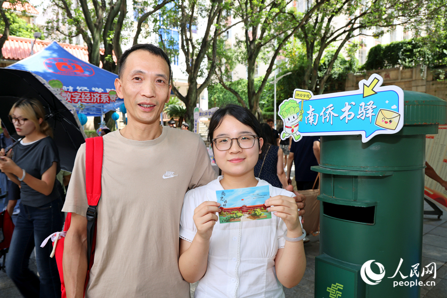 年僅15周歲的財經學院數字經濟專業新生李雨柯。人民網記者 陳博攝