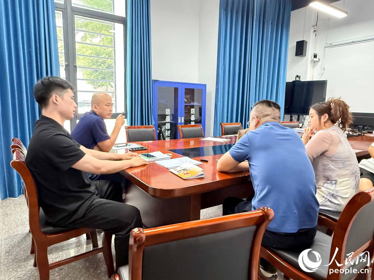 群众正在侨英街道综治中心接受调解。人民网 林铭贤摄