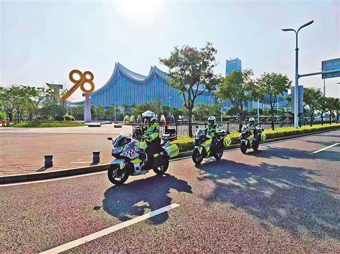 廈門交警用專業高效的交管保障、溫情暖心的警務服務，為投洽會圓滿舉辦保駕護航。
