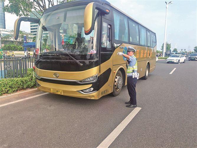 耐心引導車輛正確通行。