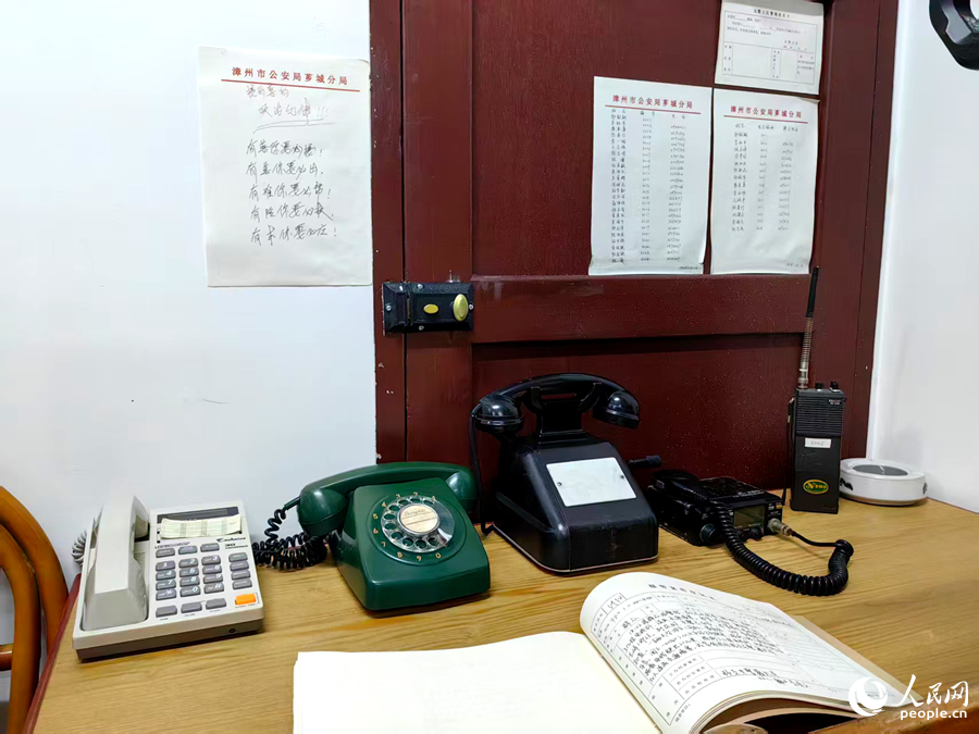 薌城公安分局舊址三樓展出的早期110報警台。人民網 蘇海森攝