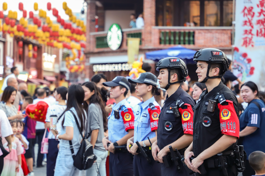 佩戴红袖标的“漳州110”民警在漳州古城执勤。漳州市公安局供图